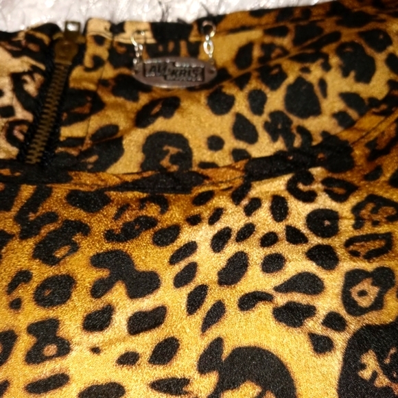 Cheetah Print top with back zipper detail Womens sizeM - Picture 2 of 3